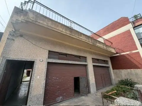 Propiedad en Block compuesta por Galpon y 2 Viviendas sobre lote de 10 x 30 M