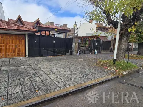 Venta casa 5 ambientes con cochera y jardín en Wilde