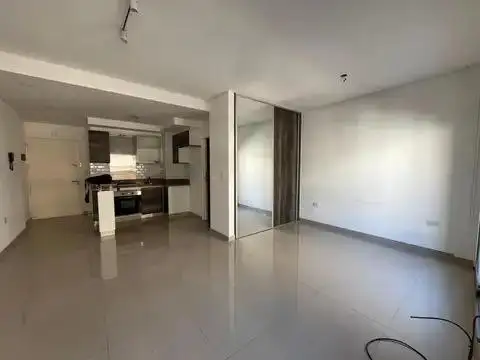 1 ambiente subdivisible con balcon semi aterrazado