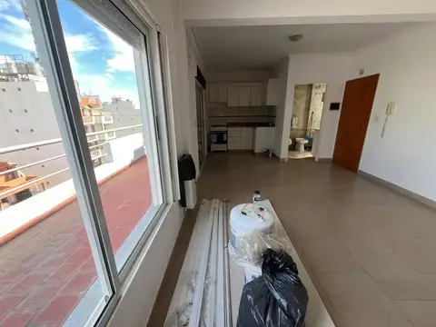 1 ambiente subdivisible con balcon semi aterrazado