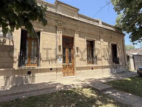 IMPONENTE CASONA DE ESTILO SOBRE LOTE DE 980 M² A POCAS CUADRAS DEL CENTRO VENADO TUERTO
