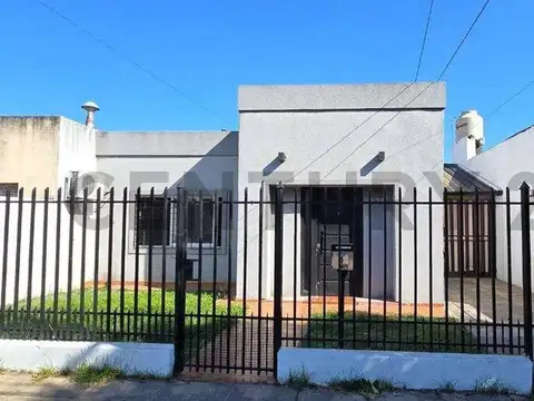 VENTA CASA 4 AMBIENTES EN MORON-PERMUTA