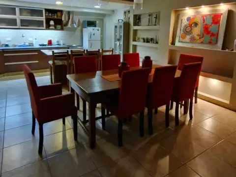 Casa 10 ambientes con 4 baños
