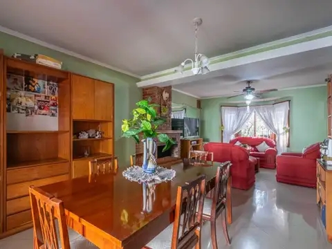 Casa en Venta con 2 cocheras