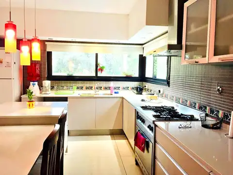Casa 5 ambientes con 3 baños
