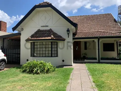 Venta chalet estilo inglés de 4 ambientes en Luis Guillón