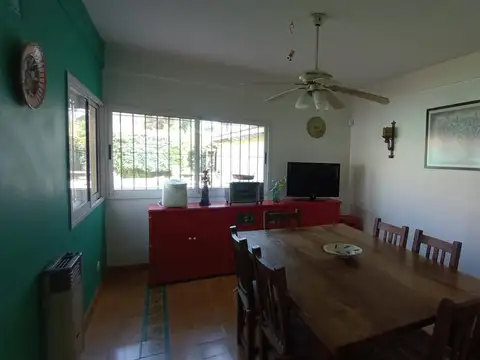 Casa 4 ambientes con 2 baños