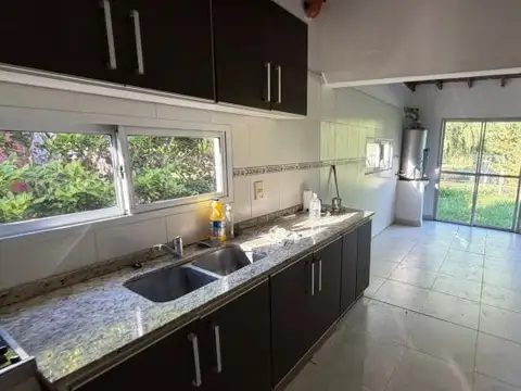 Casa 4 ambientes con 2 baños