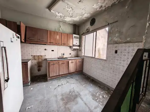 VENTA CASA EN BLOQUE EN CRUCESITA A REFACCIONAR
