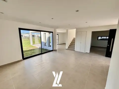 Casa en Venta con 3 cocheras