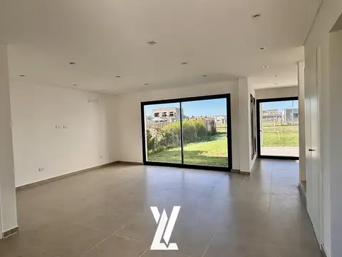 Casa en Venta en Pilar del Este - Santa Lucia, USD 195.000