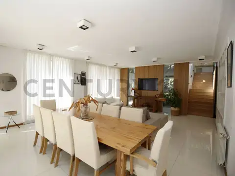 CASA EN VENTA EN GRAND BELL - CITY BELL DE CUATRO DORMITORIOS