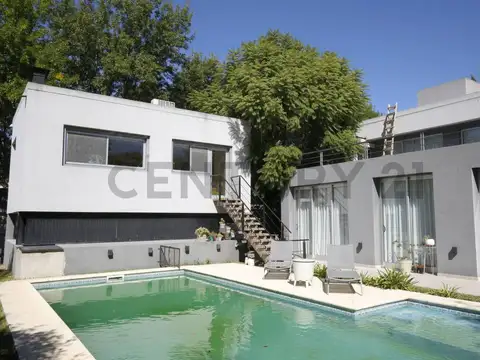 CASA EN VENTA EN GRAND BELL - CITY BELL DE CUATRO DORMITORIOS