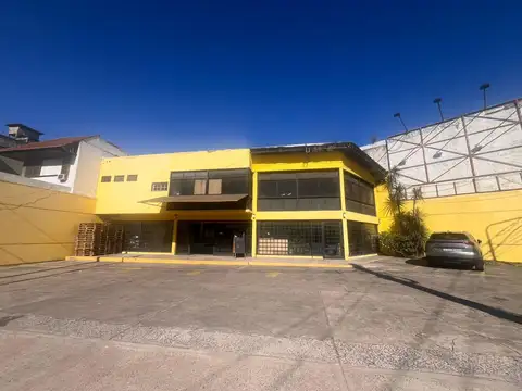 Local con deposito en inmejorable ubicación en Esquina.