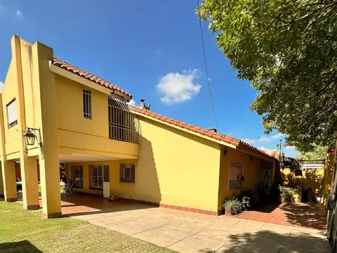 Casa 8 ambientes con 2 baños