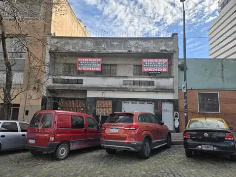 Terreno de 10,20 x 32,40 mts. Frente a Parque Lezama.