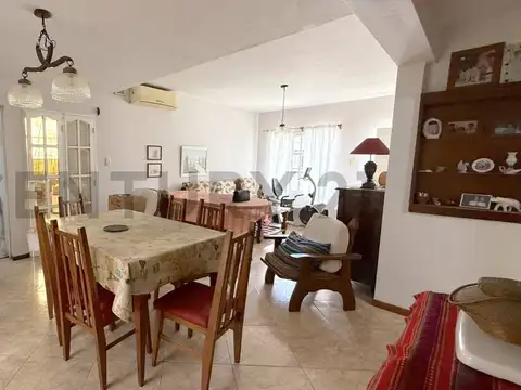 Casa 8 ambientes con 2 baños