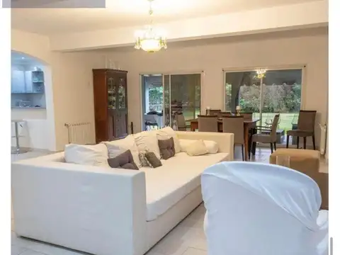 Casa en Venta con 3 cocheras