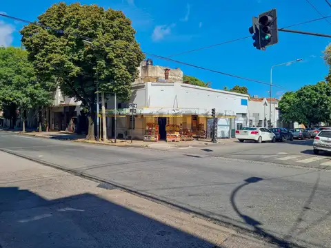 Esquina comercial en venta | 4 y 42 + PH . Opción de venta en bloque con local l