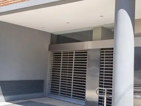 DEPTO 2 AMB BAÑO COMPLETO Y TOILETE CON BALCON AL CFTE.