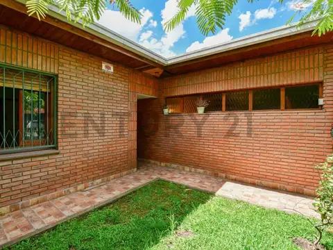 Casa en venta en Gonnet,  3 dormitorios y cochera.