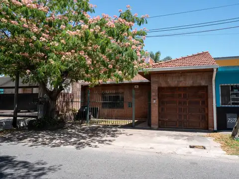 Casa en venta en Gonnet,  2 dormitorios, estudio y cochera.
