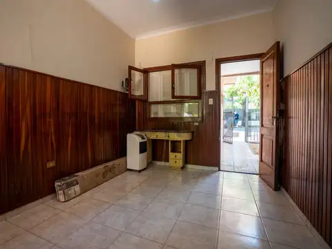 Casa en venta en Gonnet,  2 dormitorios, estudio y cochera.