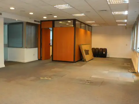 Oficinas en Alquiler 100m2 Cubiertos 2 baños en San Isidro