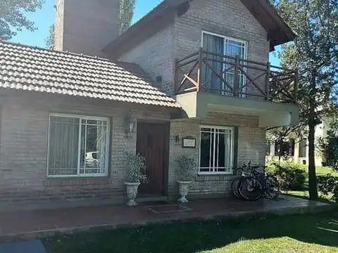 Chalet 3 ambientes con jardín y quincho en Chascomún