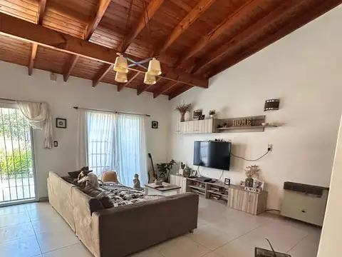 Casa en Alquiler de 3 Ambientes con garage y pileta en Ezpeleta