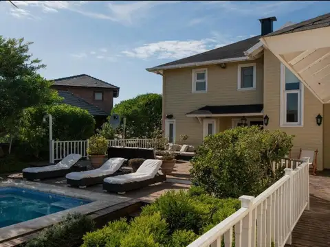 Casa en Venta en Carilo, USD 1.350.000