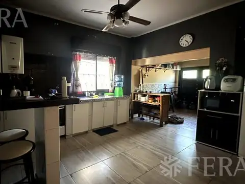 Venta casa para dos familias con cochera en Villa Dominico