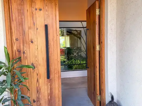 Casa 7 ambientes con 2 baños