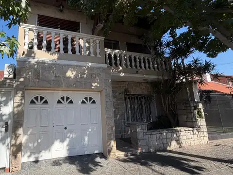 Chalet en 2 Plantas con Jardín