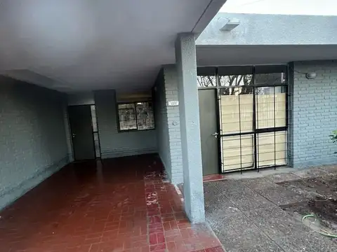 CASA  EN ALQUILER BARRIO SUPE GODOY CRUZ 3 HABITA.