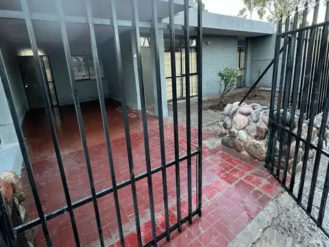CASA  EN ALQUILER BARRIO SUPE GODOY CRUZ 3 HABITA.