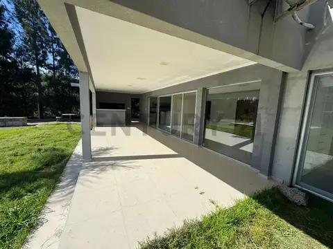 Casa en Alquiler con 2 cocheras