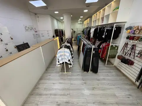 ALQUILER – Local comercial con gran vidriera sobre Av. General Paz