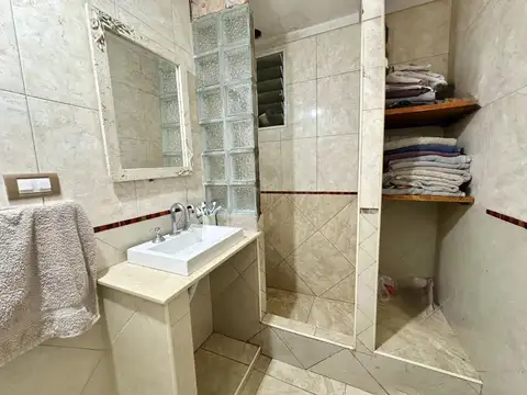 Casa 9 ambientes con 4 baños