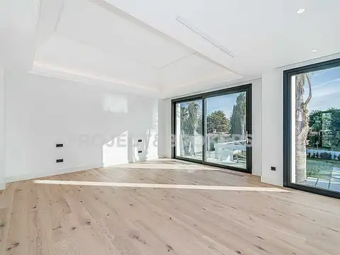 Casa en Venta con 4 cocheras