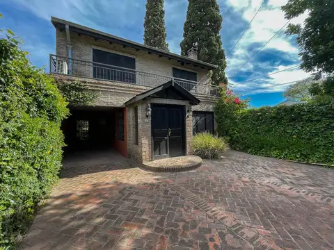 Casa en Venta con 2 cocheras