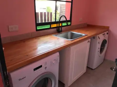 Casa en Alquiler con 3 cocheras