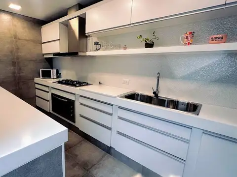 Casa 6 ambientes con 3 baños