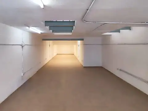 Depósito con entrepiso y doble ingreso – 100 m² – Villa Santa Rita