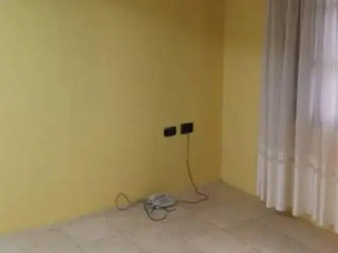 IMPERDIBLE Casa en 2 plantas! a metros de Av. San Martín