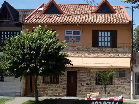 IMPERDIBLE Casa en 2 plantas! a metros de Av. San Martín
