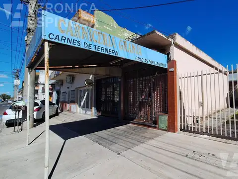 Casa de tres ambientes con local, en venta Moron