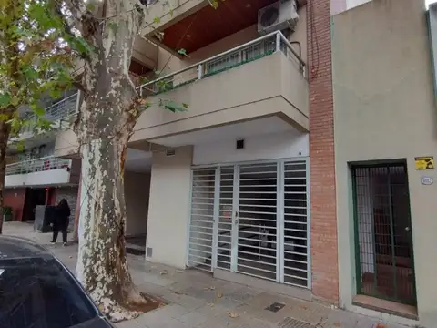 2 ambientes al contrafrente en edificio de 15 años. Lavadero. Balcón precioso. Luz y sol