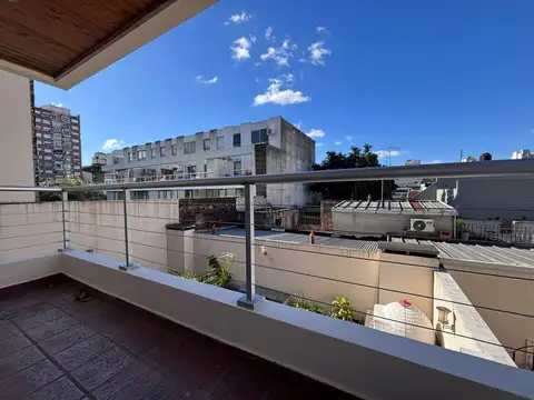 2 ambientes al contrafrente en edificio de 15 años. Lavadero. Balcón precioso. Luz y sol