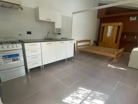 Alquiler monoambiente con patio y cochera
